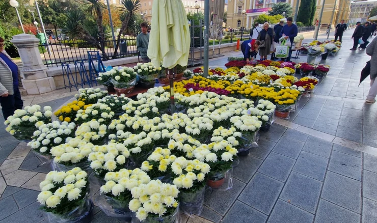 Prigodna prodaja cvijeća uoči Svih svetih na riječkoj placi